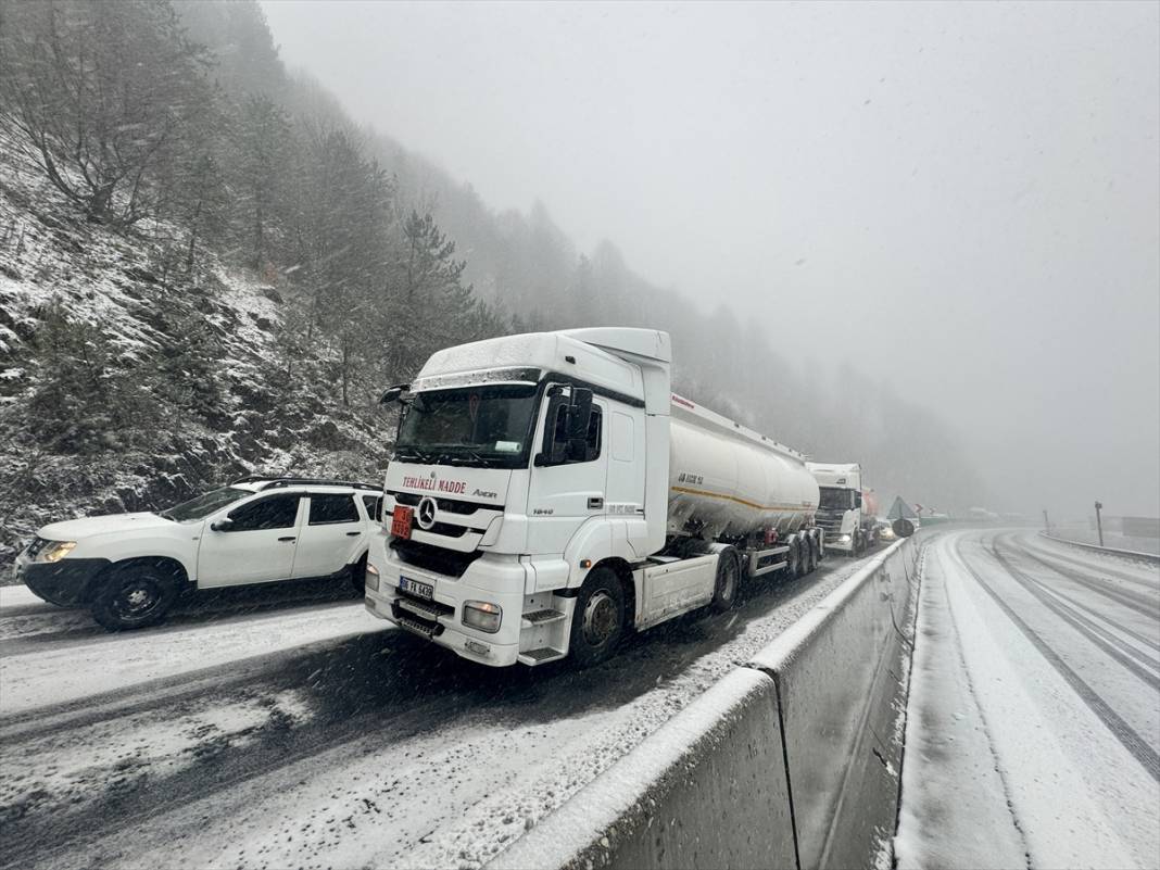 Beklenen kar yağışı başladı, trafik aksıyor 4